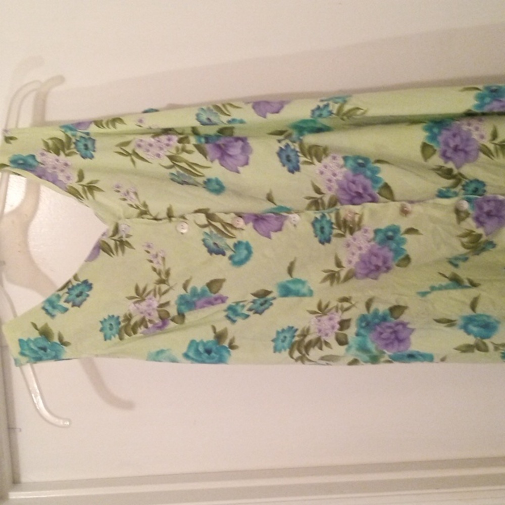 Short sleeved Floral maxi dress from shoulder to bottom 42 inches